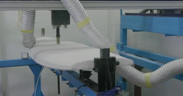 Primer Plano Una Tabla Surf Siendo Cortada Por Una Máquina — Vídeo de stock