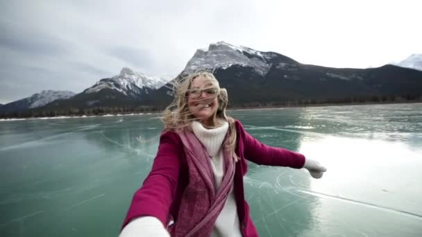 Vista Frontal Perto Uma Mulher Caucasiana Milenar Patinando Gelo Lago — Vídeo de Stock