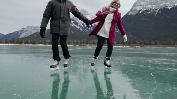 Vue Face Heureux Couple Caucasien Millénaire Patinant Sur Lac Gelé — Video