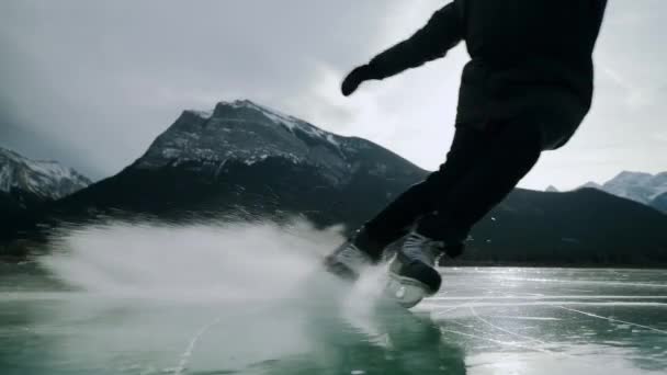 Donmuş Bir Gölde Buz Pateni Yapan Kameranın Önünde Kayan Bin — Stok video