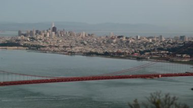 Golden Gate Köprüsü 'nün ve San Francisco Körfez Bölgesi' nin uzak binalarının görüntüsü Golden Gate Ulusal Rekreasyon Bölgesi 'nden, yavaş çekim.
