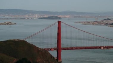 Golden Gate Köprüsü 'nün ve San Francisco Körfez Bölgesi' nin uzak binalarının görüntüsü Golden Gate Ulusal Rekreasyon Bölgesi 'nden, yavaş çekim.