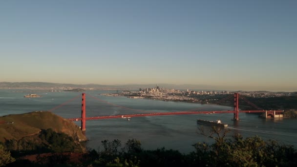 从金门国家娱乐区看一艘船通过金门大桥和旧金山湾地区遥远建筑物的高程照片 — 图库视频影像