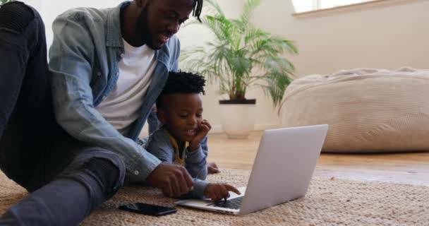 Vista Lateral Hombre Afroamericano Milenario Sonriente Hijo Pequeño Casa Suelo — Vídeos de Stock