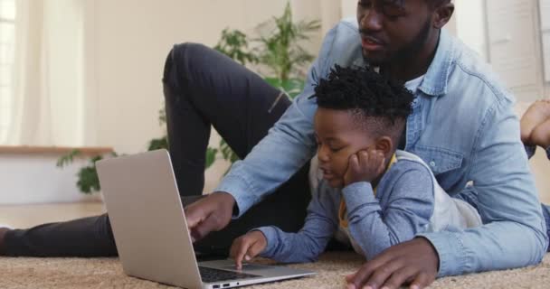 Vista Lateral Hombre Afroamericano Milenario Sonriente Hijo Pequeño Casa Sentado — Vídeos de Stock