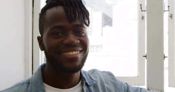 Portrait Gros Plan Homme Afro Américain Millénaire Maison Debout Devant — Video