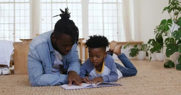 Bin Yıllık Afro Amerikan Bir Adam Genç Oğlunun Oturma Odalarında — Stok video
