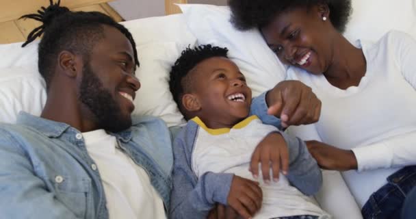 미소짓고 아프리카 미국인 그들의 침대에 서로를바라보며 미소짓고 — 비디오