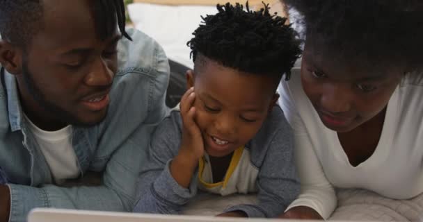 Vista Frontal Cerca Una Sonriente Familia Afroamericana Milenaria Hijo Pequeño — Vídeos de Stock