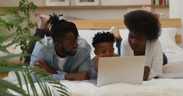 Vista Frontal Uma Família Afro Americana Milenar Sorridente Seu Jovem — Vídeo de Stock