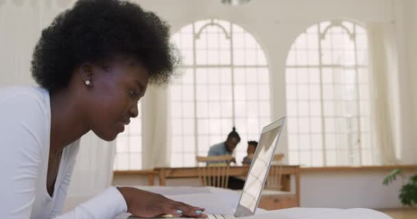 Vista Lateral Cerca Una Madre Afroamericana Milenaria Usando Una Computadora — Vídeos de Stock