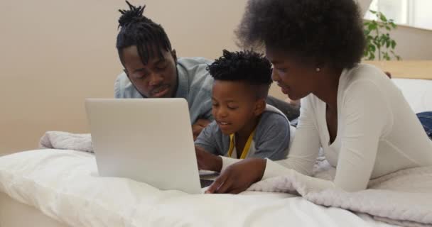Sidovy Tusenårig Afrikansk Amerikansk Familj Och Deras Unga Son Ligger — Stockvideo
