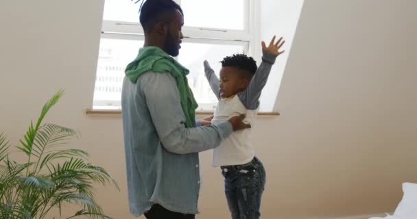 Vista Lateral Pai Afro Americano Milenar Ajudando Seu Filho Despir — Vídeo de Stock