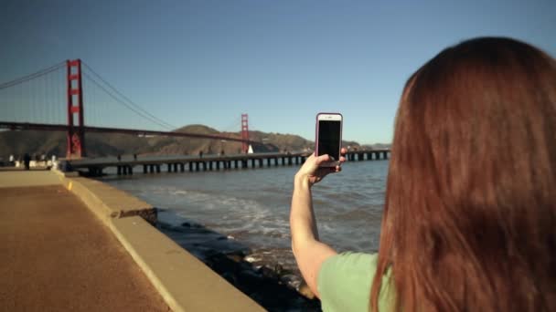 Zadní Pohled Mladou Bělošku Dlouhými Tmavými Vlasy Fotografování Golden Gate — Stock video