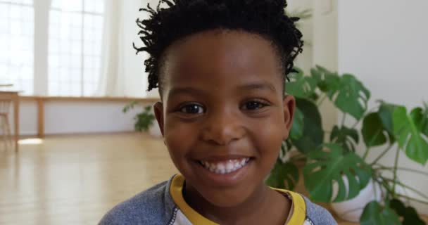 Retrato Cerca Lindo Joven Afroamericano Casa Sala Estar Sonriendo Cámara — Vídeos de Stock