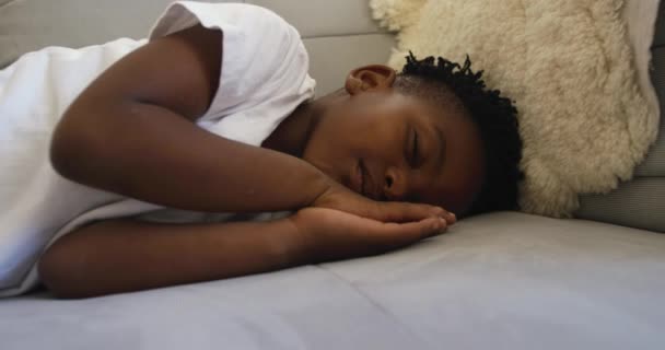 Vista Frontal Cerca Joven Afroamericano Cansado Lindo Tumbado Sofá Dormido — Vídeos de Stock