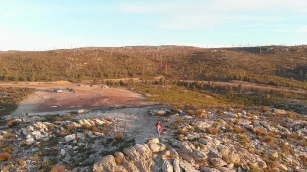 Genç Bir Çiftin Dağın Tepesinde Durup Gün Batımındaki Bir Yolculukta — Stok video