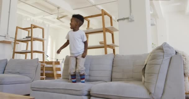 Vista Frontal Menino Afro Americano Sorridente Bonito Pulando Saltando Sofá — Vídeo de Stock