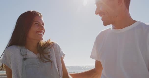 Vista Frontal Cerca Una Feliz Pareja Caucásica Joven Adulta Relajándose — Vídeo de stock