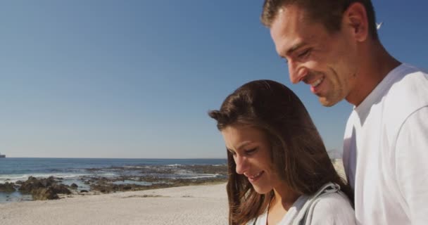 Vista Lateral Close Jovem Feliz Casal Caucasiano Relaxante Beira Mar — Vídeo de Stock