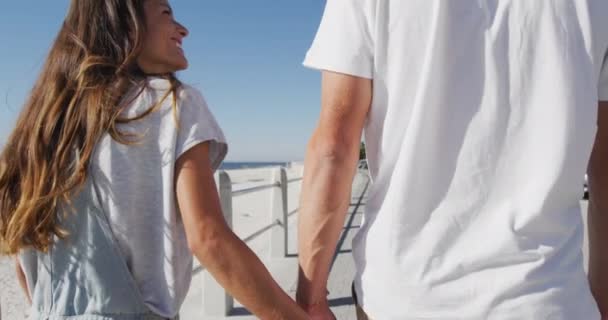 Vista Trasera Una Feliz Pareja Jóvenes Caucásicos Adultos Relajándose Junto — Vídeo de stock