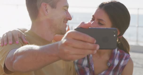 Framifrån Glad Ung Vit Par Koppla Vid Havet Kyssas Och — Stockvideo