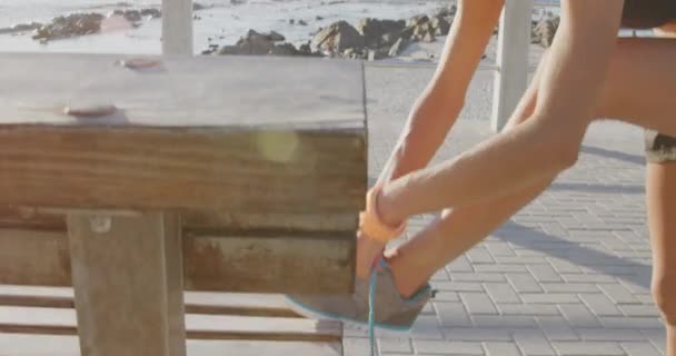 Güneşli Bir Günde Deniz Kenarında Koşuya Çıkmadan Önce Ayakları Bankta — Stok video