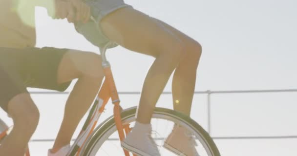 Vista Lateral Close Jovem Feliz Casal Caucasiano Divertindo Andando Bicicleta — Vídeo de Stock