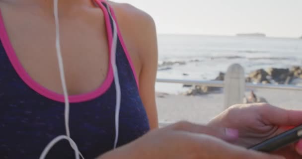 Widok Boku Zbliżenie Młodej Białej Kobiety Stroju Sportowym Noszącej Słuchawki — Wideo stockowe