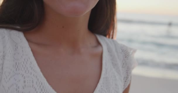 Retrato Close Uma Jovem Caucasiana Sorrindo Para Câmera Uma Praia — Vídeo de Stock