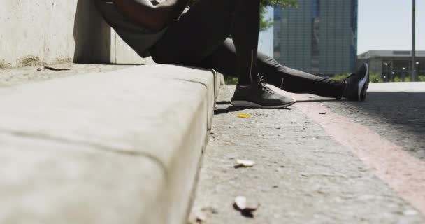 Vista Lateral Homem Afro Americano Vestindo Capuz Sem Mangas Roupas — Vídeo de Stock