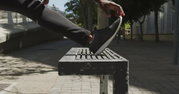 Pohled Boku Nízký Úsek Atletického Afroameričana Který Stojí Nohou Lavičce — Stock video