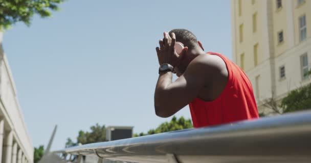 Vue Latérale Homme Athlétique Afro Américain Portant Des Vêtements Sport — Video