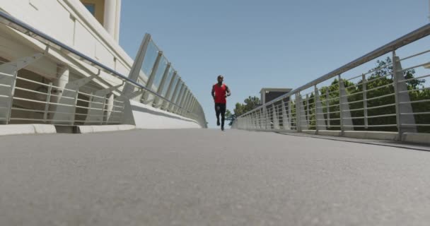 Vooraanzicht Lage Hoek Van Een Atletische Afro Amerikaanse Man Dragen — Stockvideo