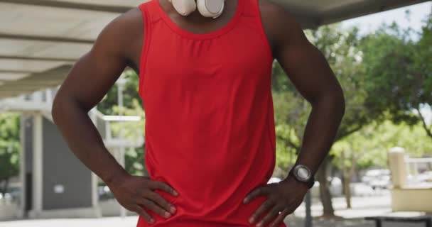 Вид Спереди Атлетичный Афроамериканец Спортивной Одежде Наушниками Шее Отдыхающий Мостом — стоковое видео
