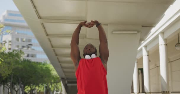 Μπροστά Όψη Ενός Αθλητικού Αφροαμερικανού Αθλητικά Ρούχα Χέρια Του Στον — Αρχείο Βίντεο