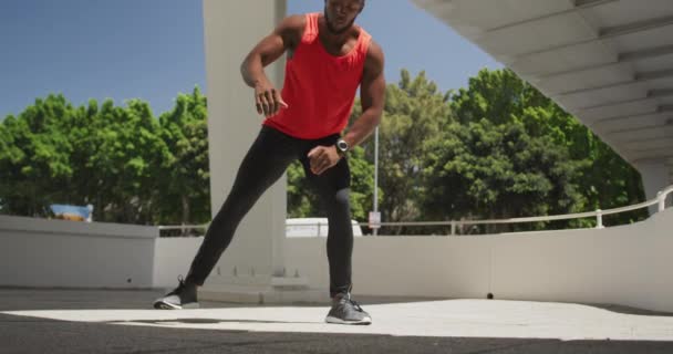 Передній Вигляд Атлетичного Афроамериканського Чоловіка Спортивному Лаві Який Сидить Розтягується — стокове відео