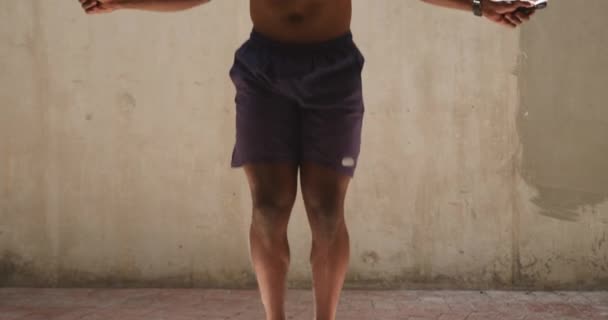 Vista Frontal Hombre Afroamericano Sin Camisa Que Lleva Monitor Ritmo — Vídeos de Stock