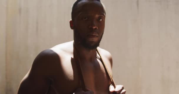Elölnézet Közeli Felvétel Egy Félmeztelen Afro Amerikai Férfi Kezében Ugrókötél — Stock videók