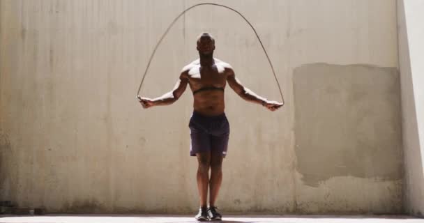 셔츠를 끈으로 박동수 모니터를 그늘에서 줄넘기를 아프리카 미국인 도시에서 운동을 — 비디오