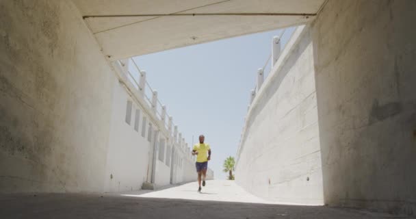 Elöl Egy Sportos Afro Amerikai Férfi Sportruházatban Egy Aluljáróban Fut — Stock videók