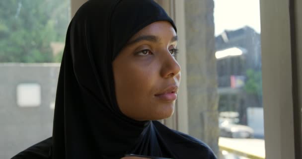 Вид Сбоку Голову Молодой Женщины Смешанной Расы Хиджабе Сидящей Кафе — стоковое видео