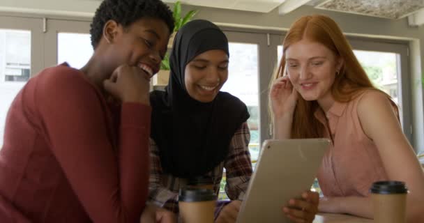 Vista Frontal Uma Jovem Mulher Raça Mista Vestindo Hijab Uma — Vídeo de Stock