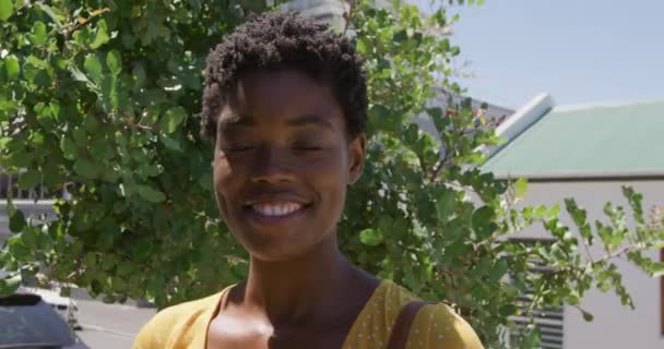 Portrait Gros Plan Une Jeune Afro Américaine Aux Cheveux Courts — Video