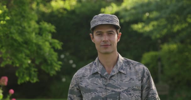 Porträtt Närbild Ung Blandras Manlig Soldat Ler Mot Kameran Trädgården — Stockvideo