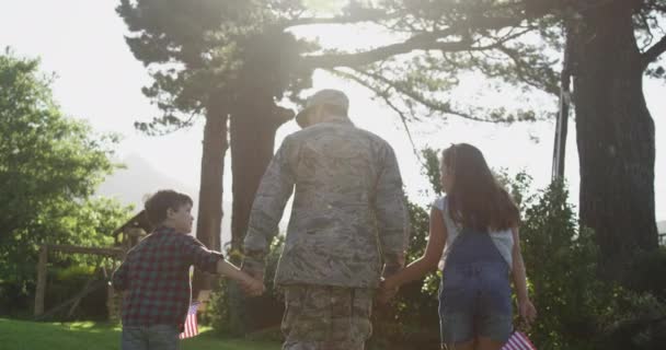 Visão Traseira Jovem Adulto Mestiço Soldado Masculino Jardim Fora Sua — Vídeo de Stock