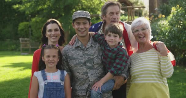 Retrato Jovem Adulto Mestiço Soldado Masculino Sua Diversificada Família Várias — Vídeo de Stock