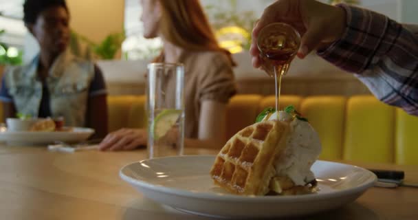 Seitenansicht Mittelteil Einer Jungen Mischlingsfrau Die Mit Freundinnen Einem Café — Stockvideo