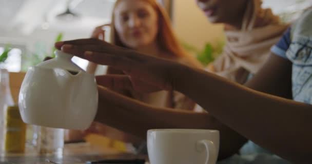 Вид Сбоку Среднюю Часть Молодой Афроамериканки Сидящей Подружками Кафе Наливающей — стоковое видео