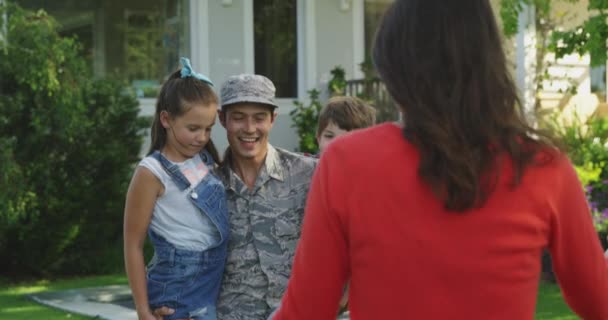 Vista Frontal Jovem Adulto Mestiço Soldado Masculino Jardim Fora Sua — Vídeo de Stock